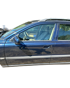 Nom du produit: "Portière Gauche Bleu Métallique Volvo V70 - Côté Conducteur"

Description: "Portière élégante et robuste pour Volvo V70, couleur bleu métallique 446, côté conducteur. Parfait pour une rénovation ou un remplacement."